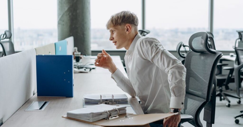 Bonne posture au bureau : les repères simples