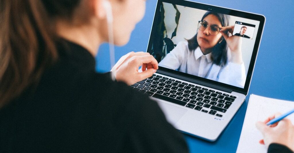 Webcam et micro : bien se voir et s'entendre en visio