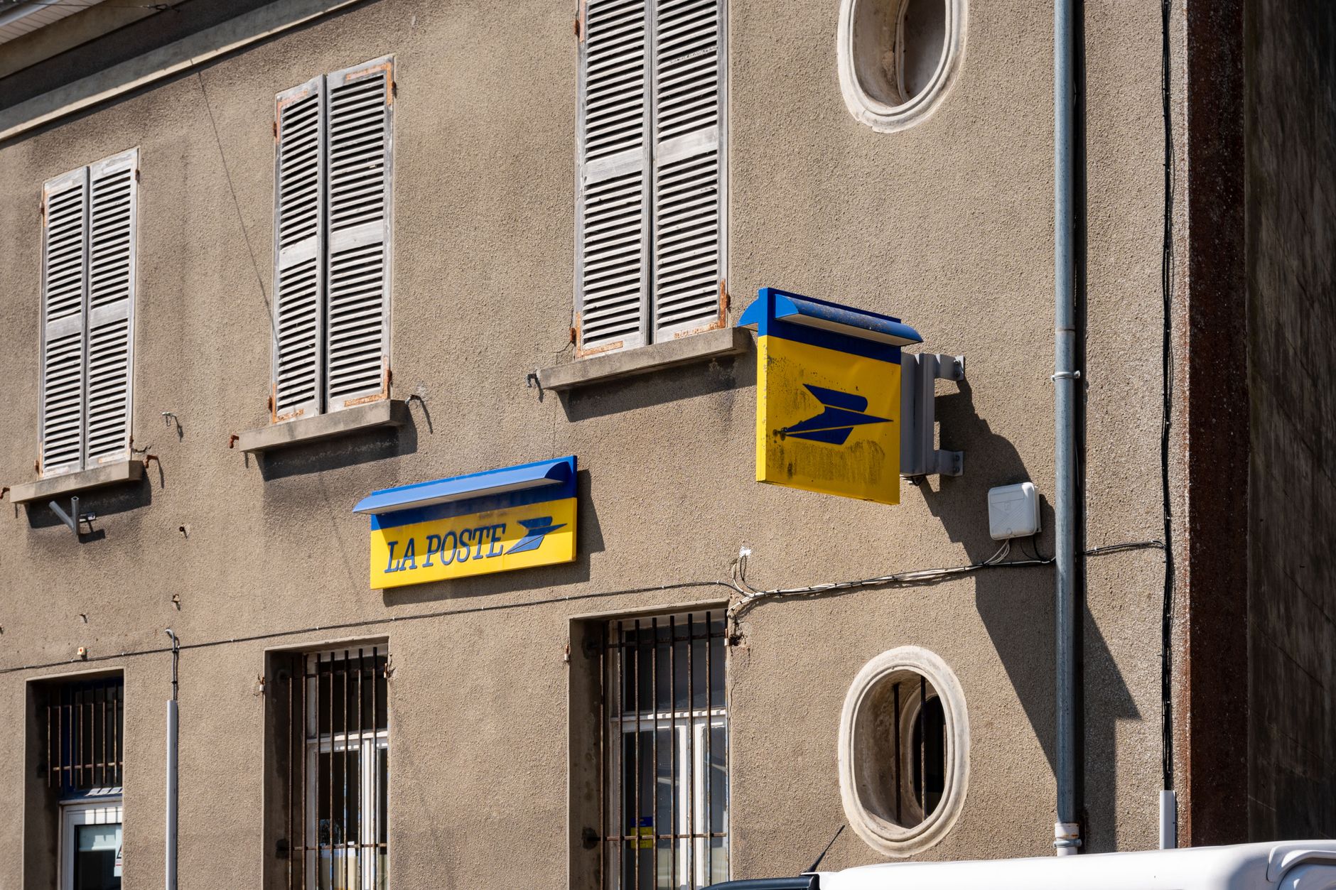 Accès aux services publics à Lyon : quelles solutions après la fermeture des bureaux de La Poste ?