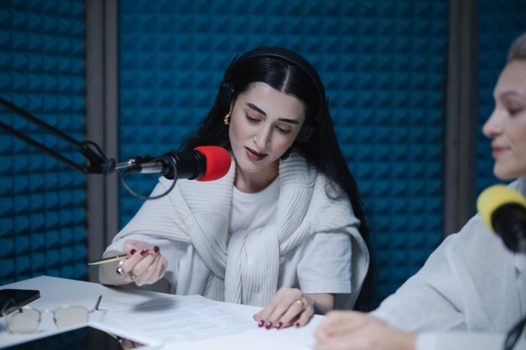 Créer une webradio associative à Lyon : démarches, droits et diffusion