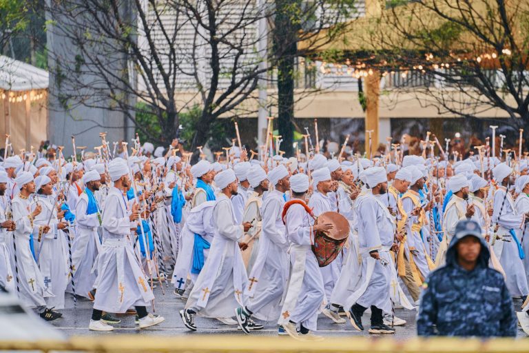 Lyon : Plus de 4 000 pèlerins en route vers Paris pour un événement religieux exceptionnel