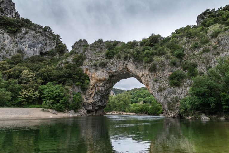 Mystère au bord du Rhône : un corps sans vie découvert à Lyon