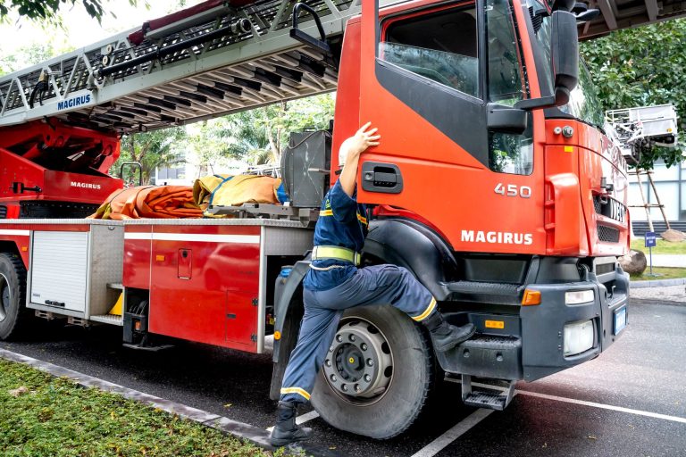 Un hommage poignant : les pompiers de Lyon gravissent 110 étages en mémoire des victimes du 11 septembre