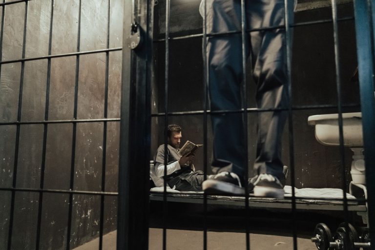 Home-jacking depuis la prison de Corbas : un système inquiétant révélé