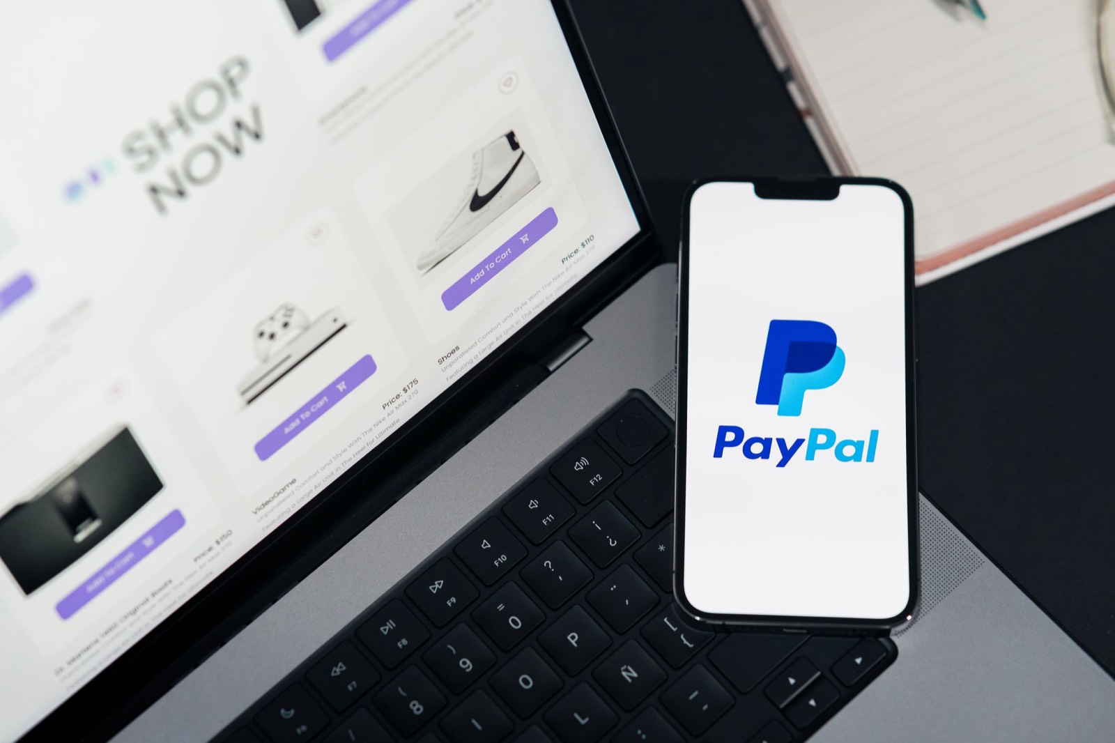 Écran d'ordinateur affichant une transaction sur une place de marché en ligne