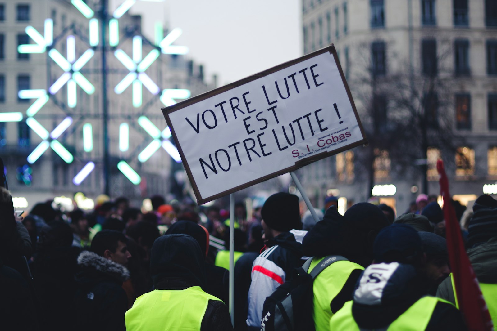À Lyon, enseignants et lycéens s'unissent pour revendiquer de meilleures conditions d'études