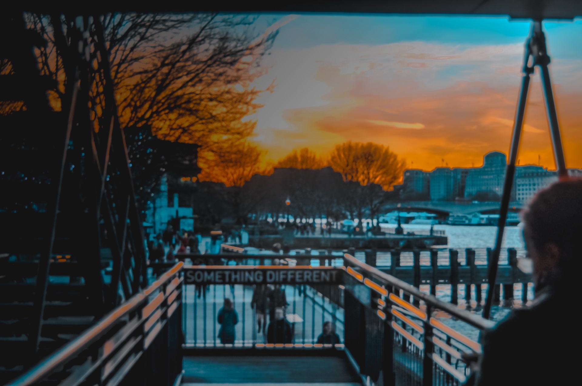 photographie retravaillée avec un contraste de couleurs orange et bleu-vert typique de l'étalonnage cinéma