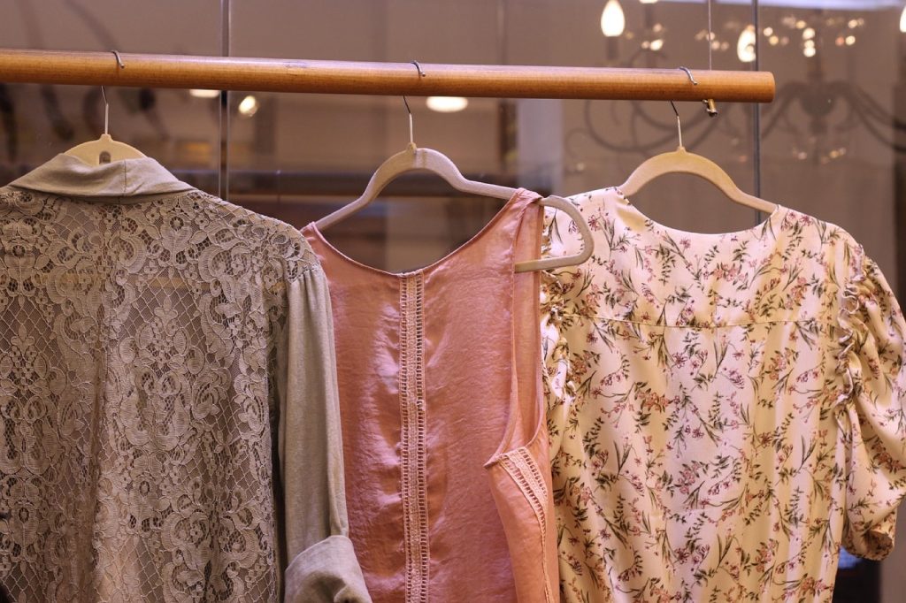 Vêtements made in France présentés sur un portant en boutique