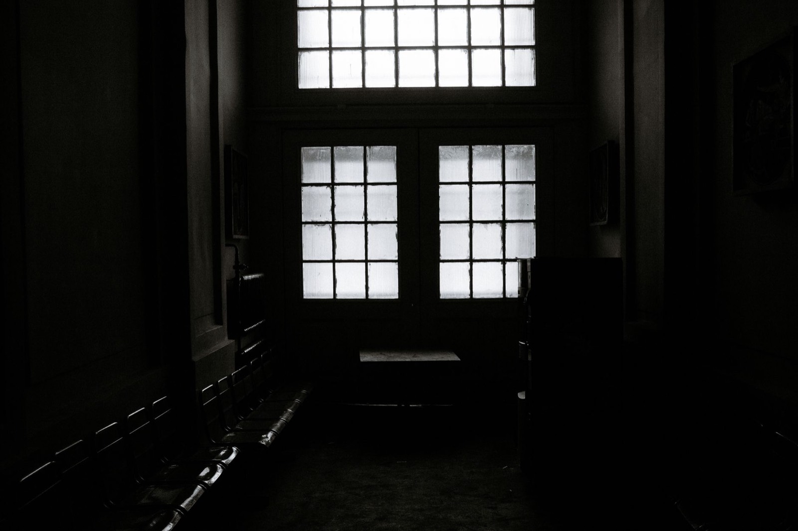 Porte intérieure vitrée dépolie dans un couloir lumineux