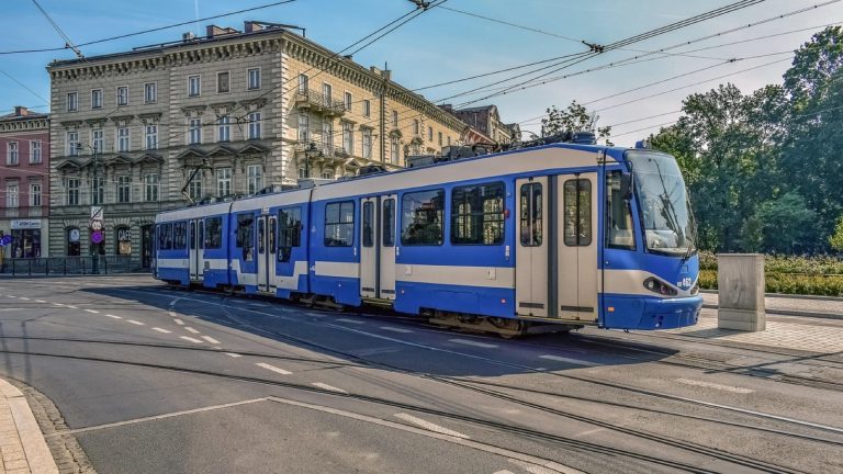 Sans voiture en ville : le vrai coût des alternatives à Lyon