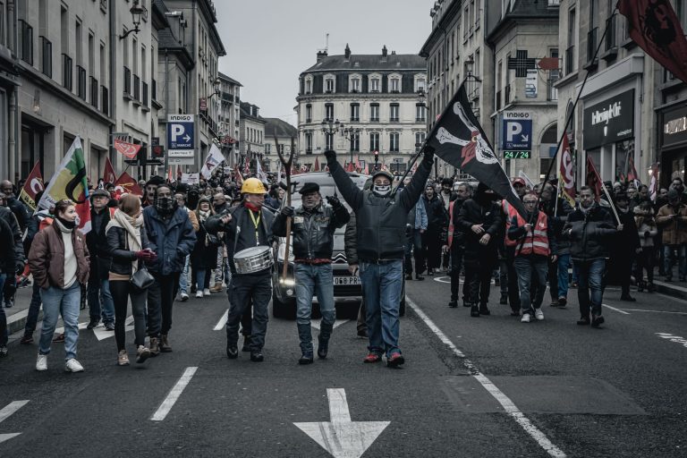 Lyon sous tension : quand une manifestation pacifique dégénère