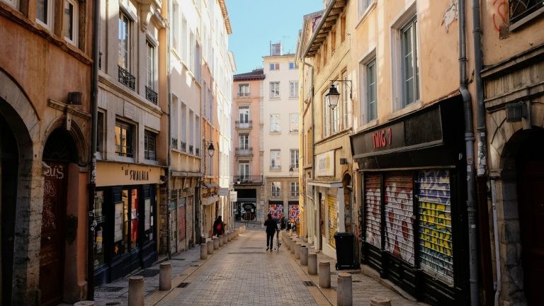 Rue Grenette : la réouverture tant attendue de Lyon retardée, quel impact sur le commerce ?