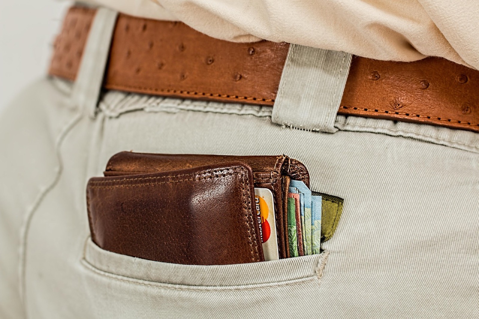 Ticket de caisse et portefeuille posés sur un plan de travail de cuisine