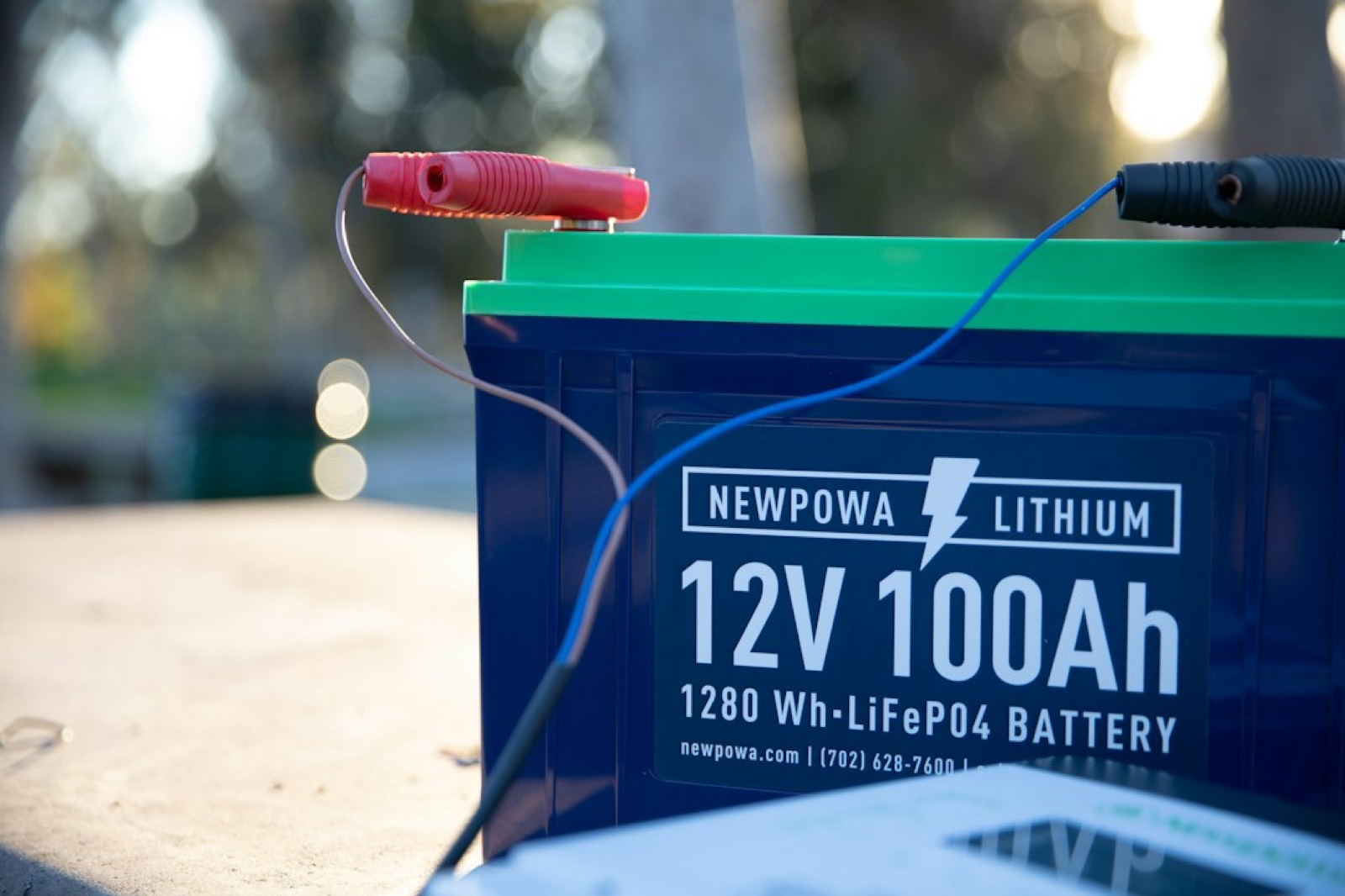 Gros plan sur le chargeur et la batterie d'une trottinette électrique