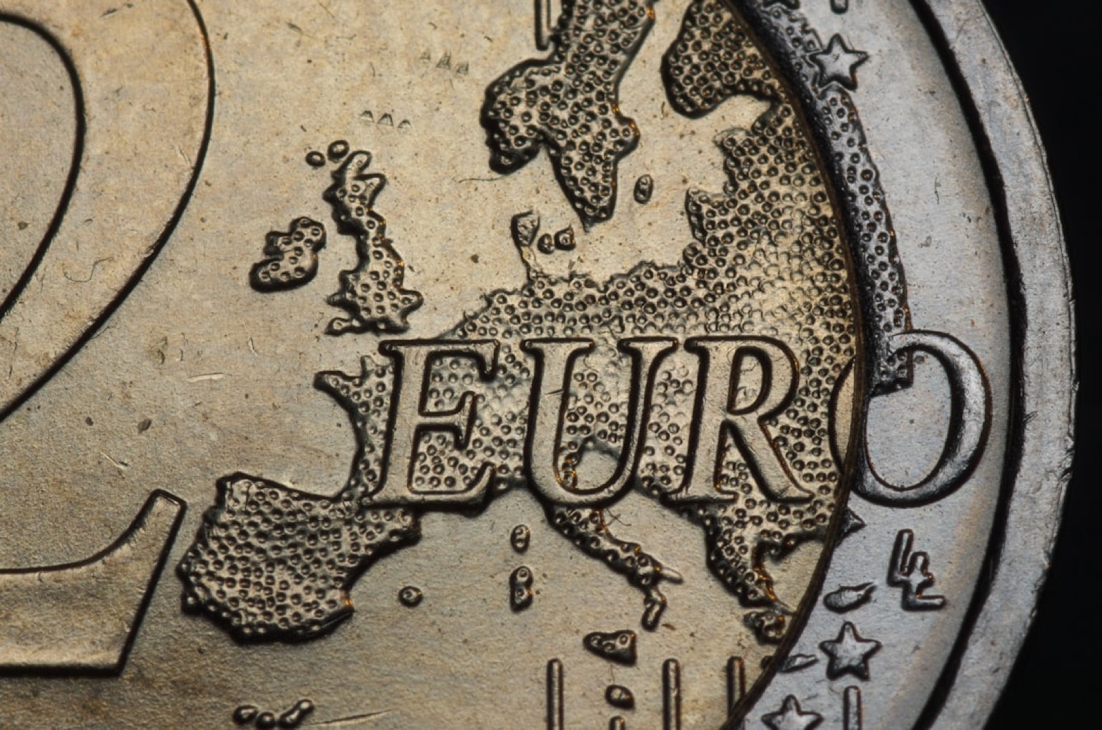 Pièces en euros posées à côté d'une calculatrice pour calculer le net d'une vente de skin CS2