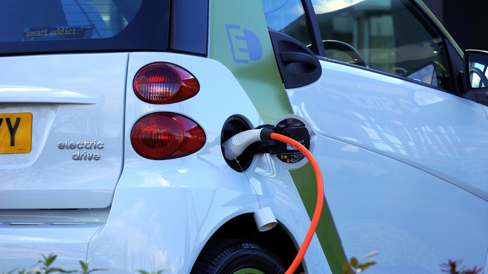 Port de charge d'une batterie de voiture électrique en cours de recharge
