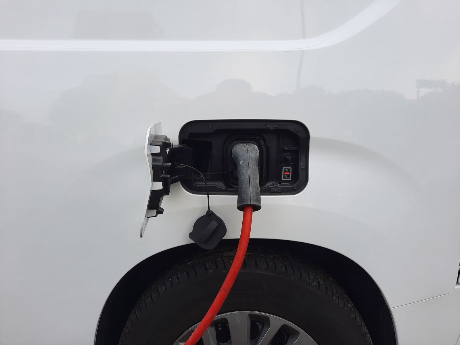Prise de recharge et pack batterie d'une voiture électrique d'occasion