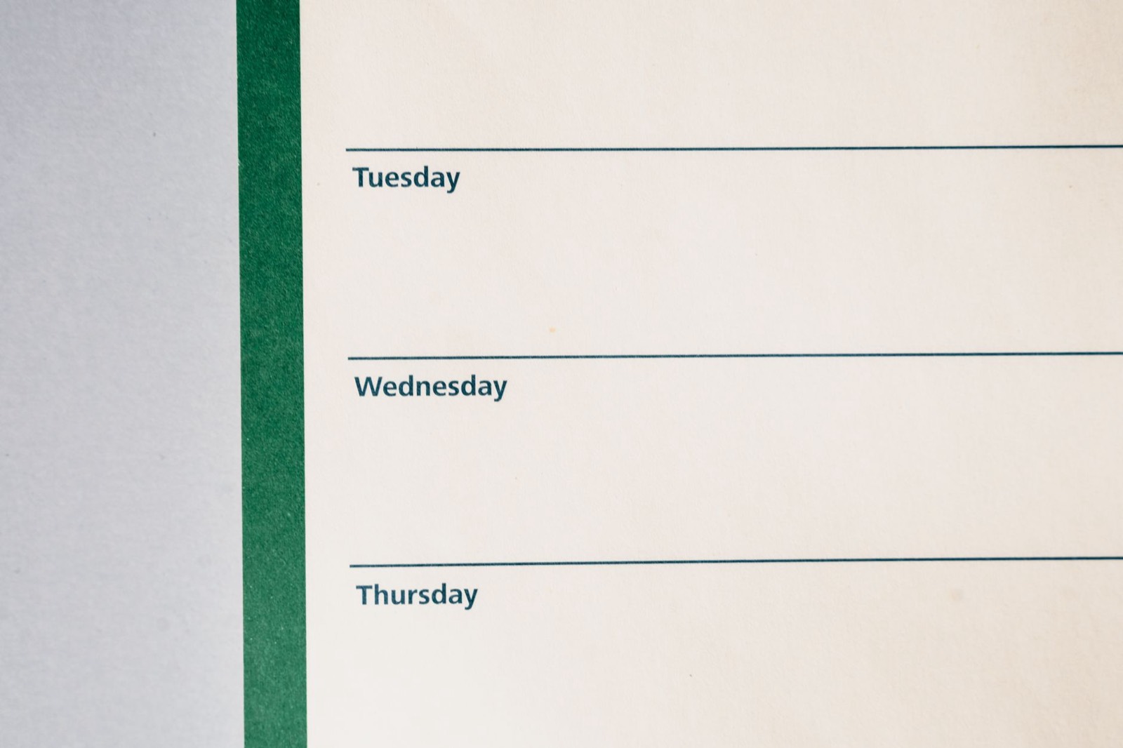 Planning hebdomadaire manuscrit de diffusion affiché sur un tableau