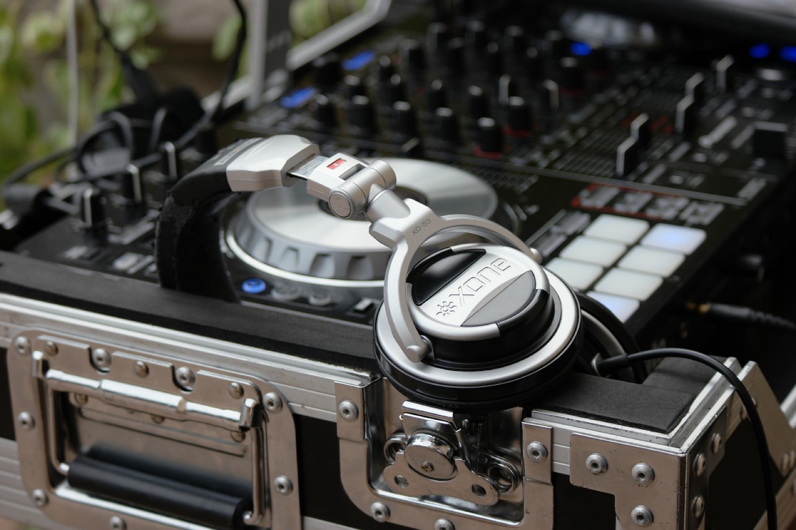 Table de mixage et casque posés sur un bureau de studio