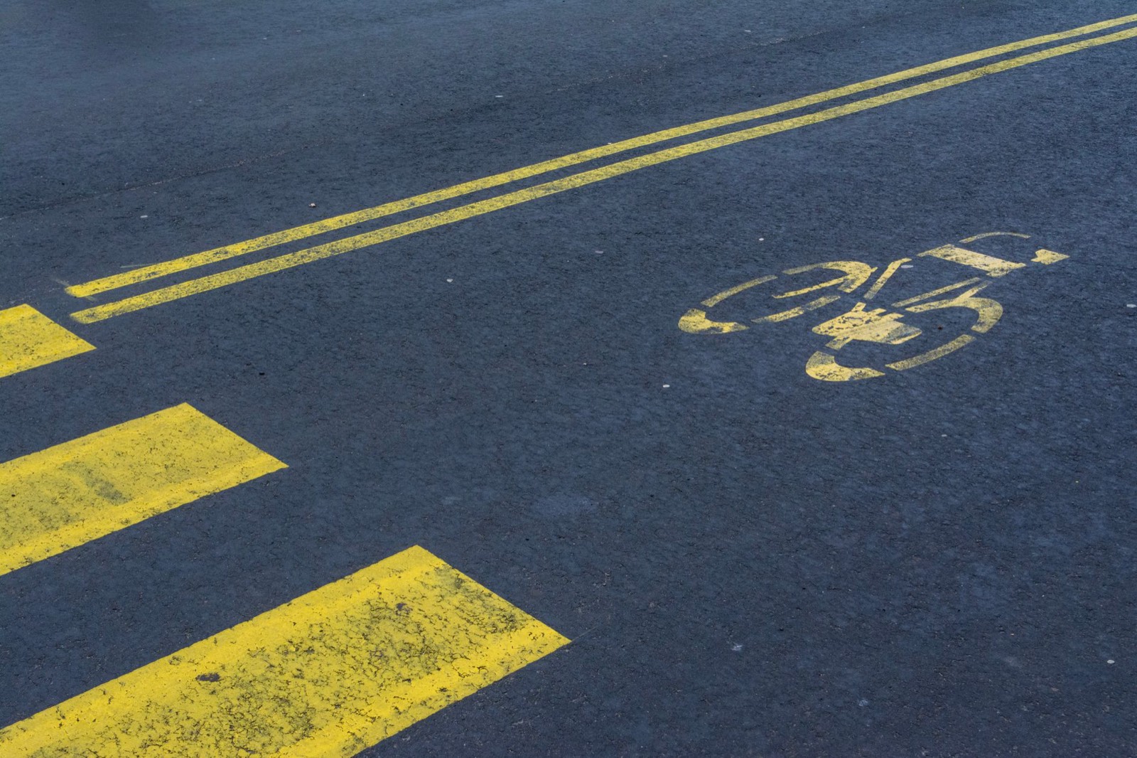 Cycliste circulant en ville près d'un panneau de signalisation routière